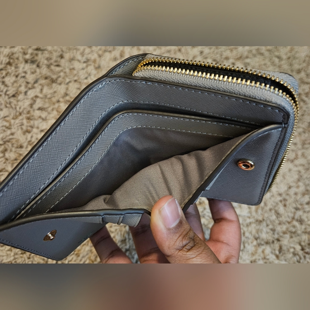 Tory Burch Robinson Bifold Wallet - Picture 5 of 8